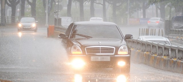 전북지역에 새벽부터 비가 내리기 시작한 11일 전주시 덕진구 전주천서로에서 운전자들이 빗물에 잠긴 도로를 지나고 있다. 