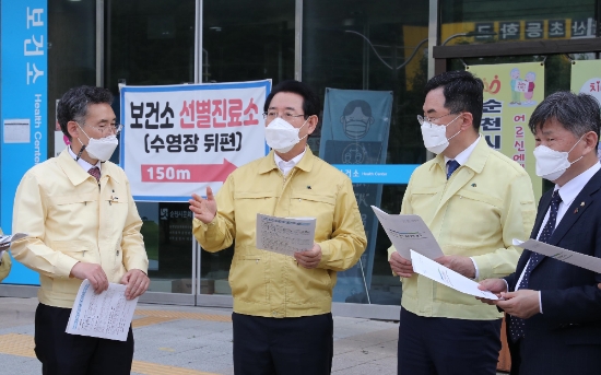 김영록 전라남도지사가 지난 14일 오후 코로나19 대응 지역사회 확산 대비 상황 점검을 위해 순천시보건소를 방문, 방역대책 상황을 청취하고 관계자들을 격려하고 있다./사진=전라남도