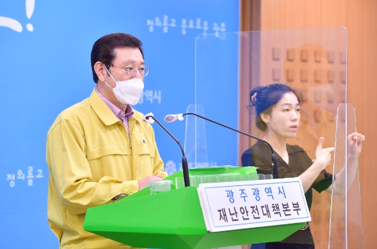 이용섭 광주광역시장이 15일 오후 시청 브리핑룸에서 코로나19 대응 온라인 브리핑을 갖고 오는 17일부터~23일까지 코로나19 특별방역 주간을 선포하고 있다./사진=광주시