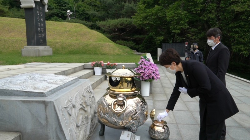 [비욘드포스트 포토] 박정희 전 대통령 묘소 참배하는 김은혜 의원