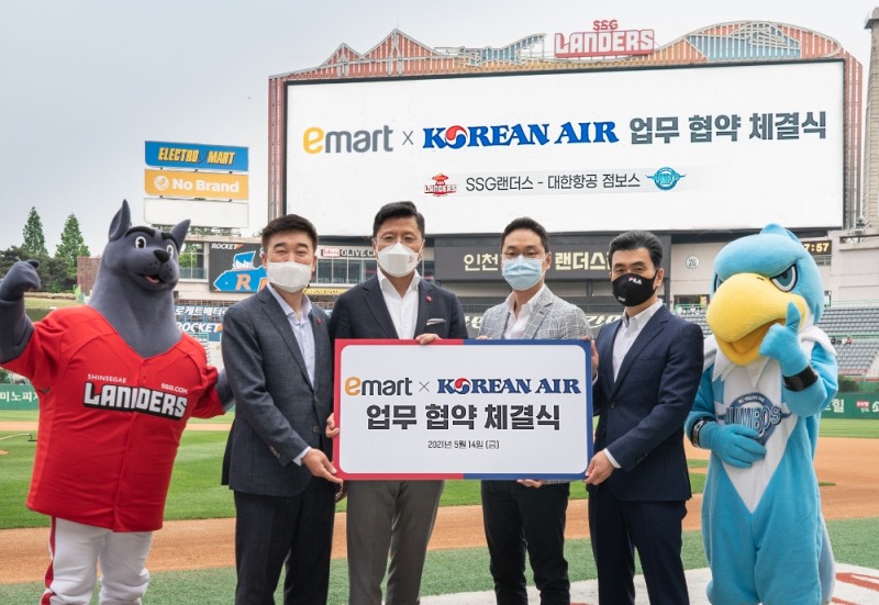 5월 14일 오후 인천 SSG 랜더스필드에서 대한항공과 이마트 양사는 점보스 배구단과 SSG 랜더스 프로야구단의 공동 마케팅을 위한 업무 협약식을 체결했다. 사진은 오른쪽부터 권혁삼 대한항공 점보스 단장, 장성현 대한항공 마케팅/IT부문 부사장, 이마트 마케팅 총괄 최훈학 상무, SSG 랜더스 민경삼 대표이사가 기념촬영을 하고 있는 모습. / 사진 = 대한항공 제공