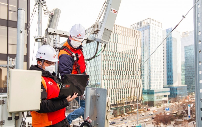 SK텔레콤은 3G와 LTE 장비 통합·업그레이드로 약 53%의 전력 사용량 절감 효과를 내는 ‘싱글랜 기술’을 통해 환경부로부터 국내 통신분야 최초로 온실가스 감축을 인정받았다.