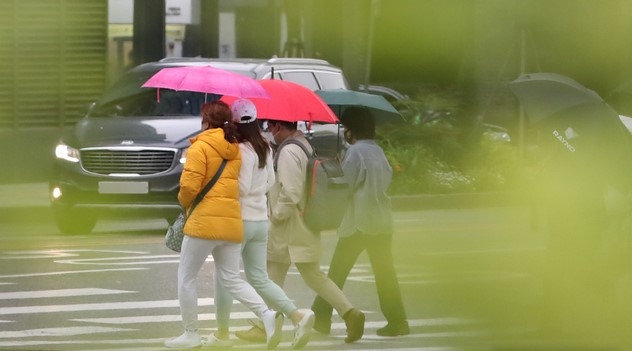 봄비가 내리는 지난 4일 오전 서울 중구 을지로에서 시민들이 우산을 들고 출근길 발걸음을 재촉하고 있다.