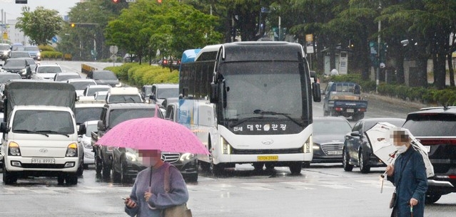 전북 전주시 덕진구 백제대로에서 우산을 쓴 시민들이 발걸음을 재촉하고 있다.