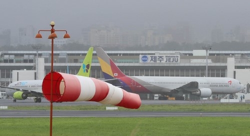 제주국제공항 활주로에 강한 바람이 불고 있다.