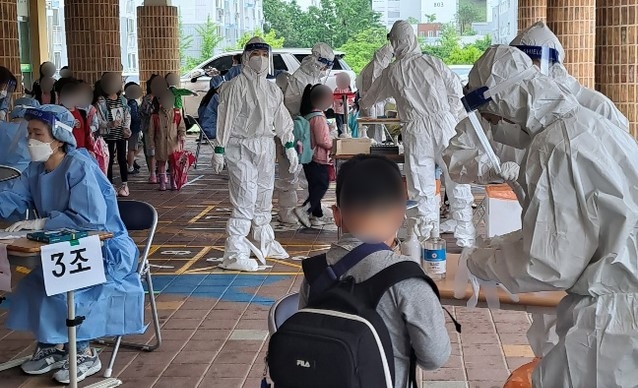15일 오전 광주 남구 모 초등학교에서 학생·교직원을 대상으로 코로나19 전수검사가 진행되고 있다. (사진=광주 남구 제공) 