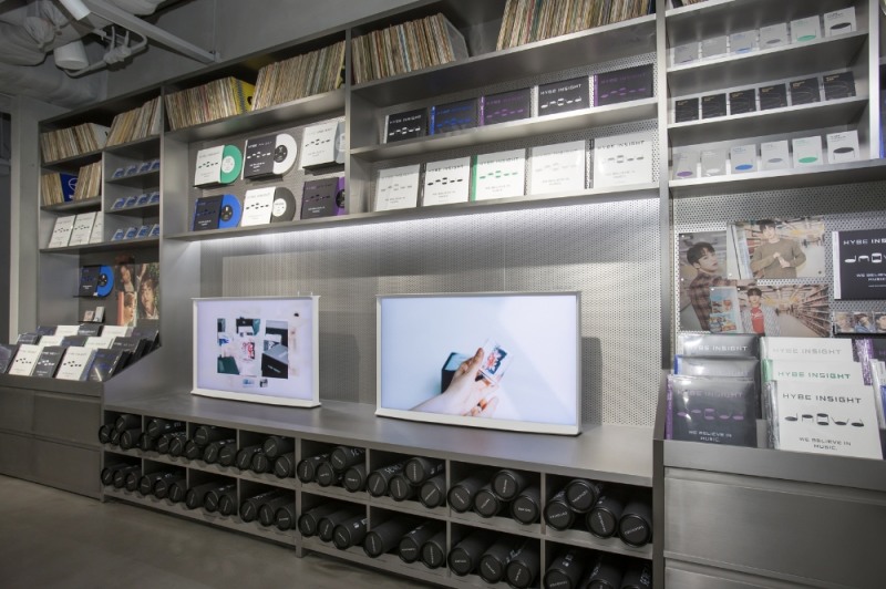 하이브 인사이트 내 뮤지엄 샵에 설치된 삼성 '더 세리프'