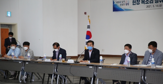 이상익 함평군수가 시설직 공무원과 현장목소리 청취 토론회를 진행하고 있다./사진=함평군