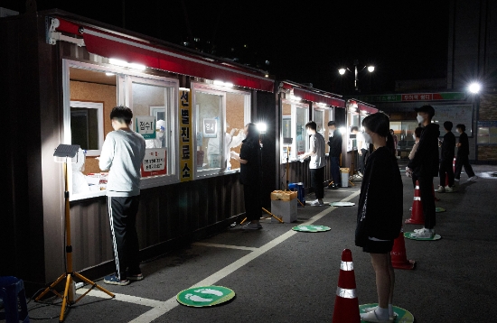 지난 15일 저녁 화순읍 하니움문화스포츠센터 선별진료소에서 A고등학교 학생과 교직원에 대한 긴급 전수 검사를 하고 있다./사진=화순군