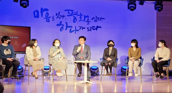 서울 강서구 마곡동 남북통합문화센터 강당에서 개관 1주년 기념행사로 남북통합문화포럼에서 연사들이 토론을 하고 있다.