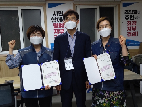 공무원노동조합 순천시지부 지부장에 당선된 김광자 노조지부장 당선인(왼쪽),김재비 부지부장 당선인(왼쪽 세번째)/사진=순천시