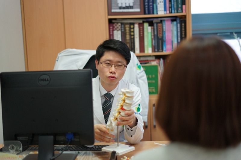 '척추관협착증' 증상에 따른 한방 치료방법은?