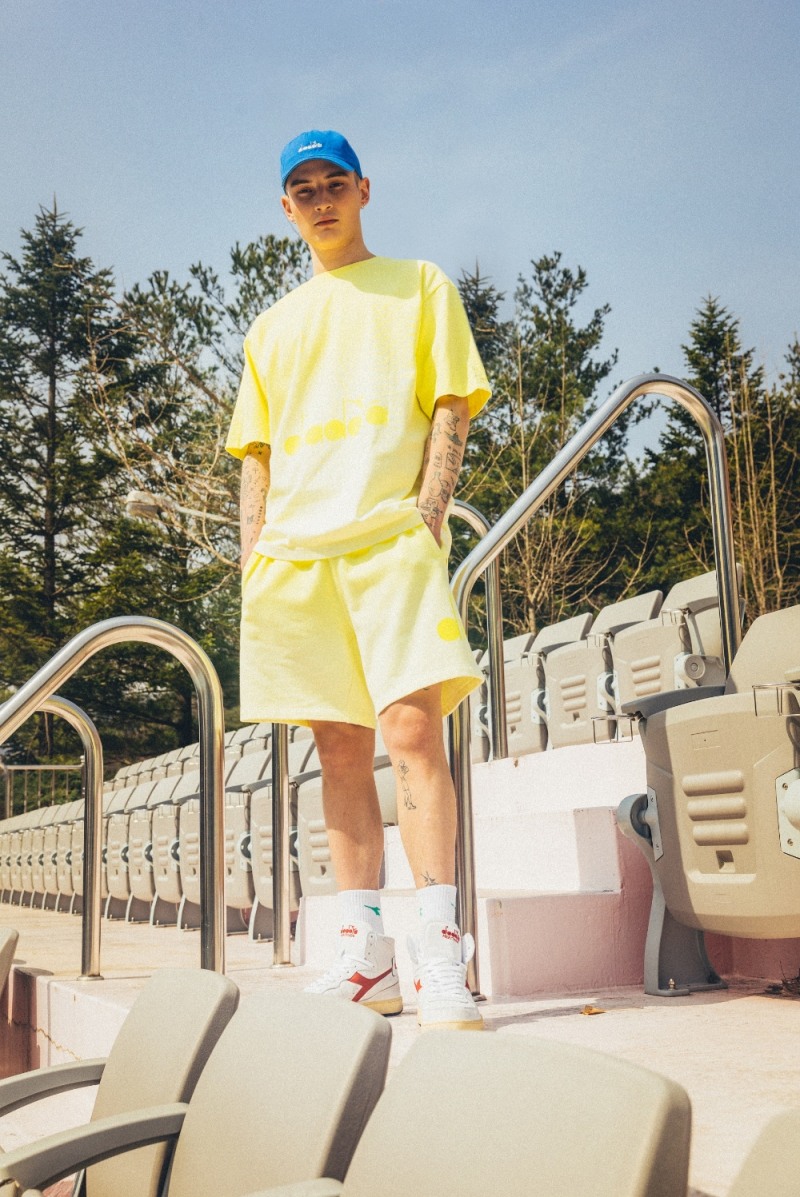 디아도라 2021 여름 컬렉션 룩북2_5 BALL 그라데이션 반팔티셔츠 & 숏팬츠