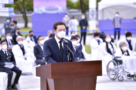 이용섭 광주광역시장이 17일 오전 북구 운정동 국립5·18민주묘지에서 열린 '제41주년 5·18민주화운동 추모제'에 참석해 추모사를 하고 있다./사진=광주시