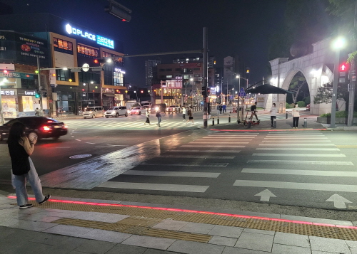 안성시, '발광다이오드(LED) 바닥 보행신호등' 설치