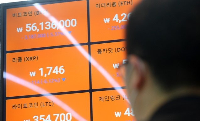 일론 머스크 테슬라 최고경영자(CEO)의 트위터 한 마디에 비트코인이 급락한 17일 오전 서울 강남구 빗썸 강남고객센터 전광판에 비트코인과 알트코인 시세가 하락세를 나타내고 있다.