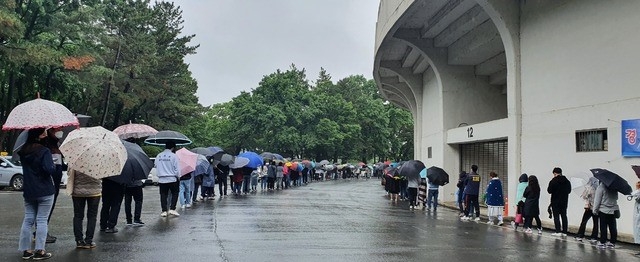17일 경주 시민운동장에서 코로나19 검사 대기자들이 줄을 서고 있다.