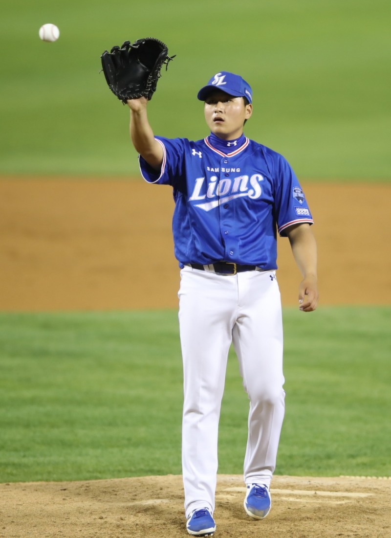 이승현의 공을 받은 포수 강민호는 '첫 공을 받는 순간 감동을 느꼈다'고 말했다.