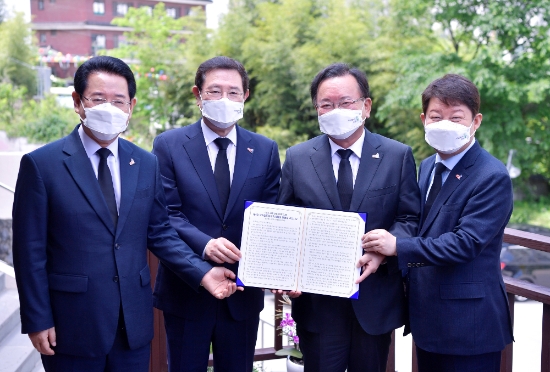 이용섭 광주광역시장, 김영록 전남도지사, 권영진 대구광역시장이 18일 제41주년 5·18민주화운동 기념식 행사 참석차 광주를 방문한 김부겸 국무총리에게 대구-광주 달빛내륙철도의 제4차 국가철도망 구축계획 반영을 촉구하는 영·호남 6개 시·도지사의 건의문을 전달하고 있다./사진=광주시