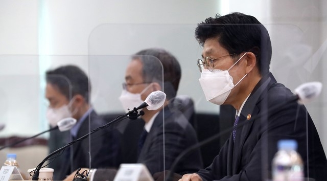 노형욱 국토교통부 장관이 18일 오전 정부세종청사에서 국토지주택공사(LH), 서울주택도시공사(SH), 경기주택도시공사(GH), 주택도시보증공사(HUG) 등 주택 관련 기관장과 지자체, 협회장 등을 대상으로 정부가 추진중인 주택공급이 차질 없이 추진될 수 있도록 적극 협조해 달라고 요청하고 있다.