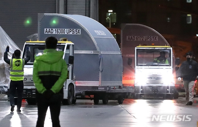 코로나19 화이자 백신 43만6000회분이 지난 5일 새벽 인천국제공항 화물터미널에 도착하고 있다.