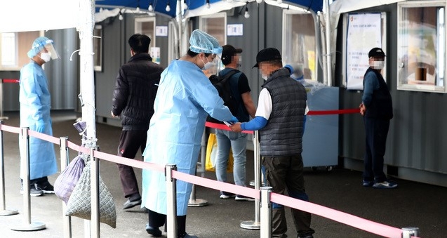 18일 오전 서울 중구 서울역광장에 마련된 코로나19 임시선별검사소에서 시민들이 코로나19 검사를 받기 위해 이동하고 있다.