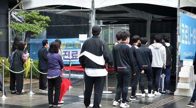 대구 지역 코로나19 확진자가 19명으로 집계된 17일 오전 대구 동구 보건소 선별진료소에서 시민들이 검사를 받기 위해 줄 서 기다리고 있다.