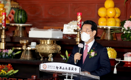 김영록 전남도지사가 19일 구례 화엄사에서 열린 불기 2565년 부처님오신날 봉축 법요식에서 축사를 하고 있다./사진=전라남도