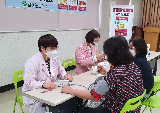 캠페인에 참여한 지역주민이 건강상담을 받고 있다./사진=함평군