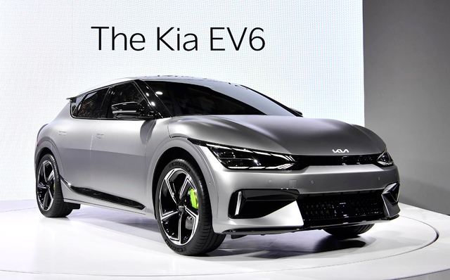 기아가 전용 전기차 EV 시리즈의 첫 모델 'The Kia EV6(더 기아 이 브이 식스, 이하 EV6)'를 공개했다. 사진은 30일 온라인으로 진행된 기아 EV6 월드 프리미어 행사 현장에 전시된 EV6 모습. (사진=기아 제공)