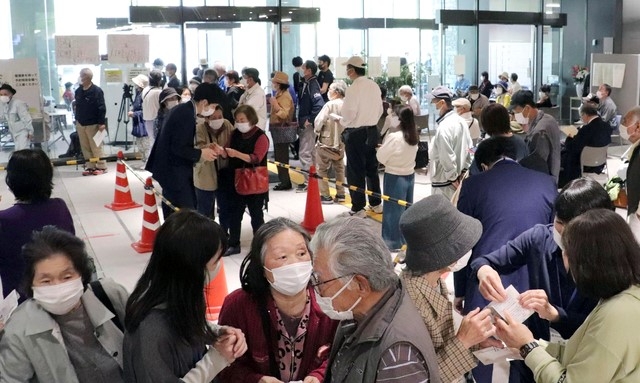 일본 서부 고치시에서 시민들이 4월23일 코로나19 예방접종을 예약하기 위해 대기하고 있다.