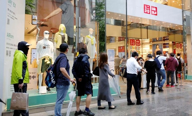 지난해 6월 19일 일본 도쿄 긴자 거리에 위치한 유니클로 매장에 입장하기 위해 시민들이 줄을 서서 기다리고 있다.