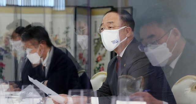 홍남기 경제부총리 겸 기획재정부 장관이 20일 오전 서울 종로구 정부서울청사 국무위원식당에서 열린 제22차 부동산시장 점검 관계장관회의에 참석해 발언하고 있다. (공동취재사진)