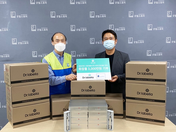 굿윌스토어 밀알송파점 기부행사 (사진 왼쪽부터 굿윌스토어 송파점장 남궁규, 비에이치랩 대표 배형진)