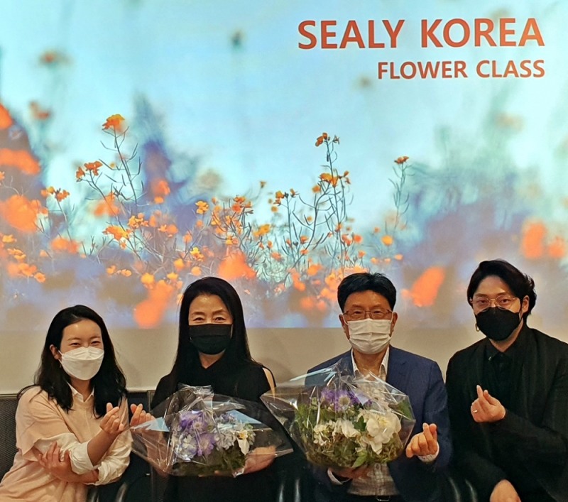씰리침대가 가정의 달을 맞아 화훼 농가 지원을 위한 임직원 플라워 클래스를 실시했다.