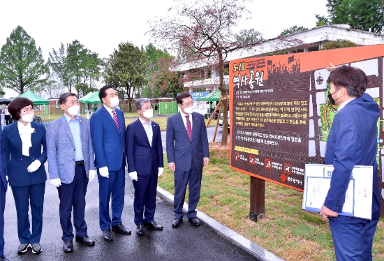 이용섭 광주광역시장이 20일 오전 서구 옛 505보안부대에서 열린 5·18역사공원 개방행사에 참석해 김용집 광주시의회 의장, 서대석 서구청장 등 내빈들과 공원을 둘러보고 있다./사진=광주시