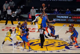 농구 경기시작을 알리는 점프볼은 축구에서 킥오프와 같은 개념으로 운영됐다. 점프볼은 농구 초창기와는 운영방법이 많이 달라졌다. 사진은 LA 레이커스와 오클라호마 썬더 경기모습.