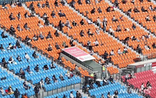 18일 오후 서울 송파구 잠실야구장에서 관람객들이 2021 신한은행 SOL KBO리그 LG 트윈스와 두산 베어스의 경기를 관람하고 있다.