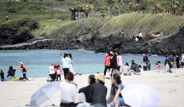 맑은 날씨를 보인 18일 오후 제주시 조천읍 함덕해수욕장을 찾은 관광객들이 즐거운 시간을 보내고 있다.