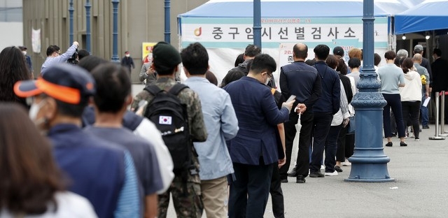 지난 20일 서울역 광장에 마련된 중구 임시 선별검사소에서 시민들이 검사를 받기 위해 기다리고 있다.