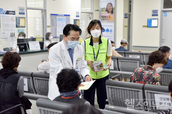 신명근화순전남대병원장이최근병원2층로비에서‘암성통증,바로알기'캠페인을벌이고있다.