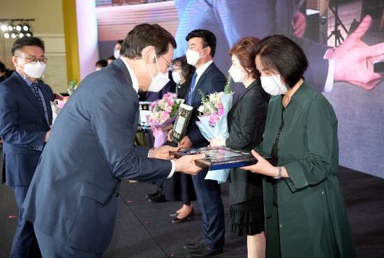 이용섭 광주광역시장이 21일 오전 시청 시민홀에서 열린 제56회 광주시민의 날 기념식에 참석해 시민대상 수상자들에게 시상을 하고 있다./사진=광주시