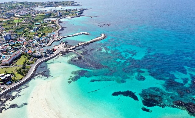 맑은 날씨를 보인 18일 오후 제주시 조천읍 함덕리 상공에서 바라본 해변이 에메랄드 바다빛과 조화를 이루며 눈길을 끌고 있다.