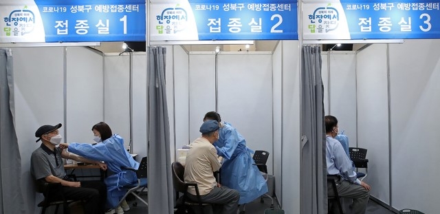 만 75세 이상 고령층과 노인시설 입소자 등을 대상으로 한 코로나19 백신 접종이 시작된 지난달 1일 오전 서울 성북구청 예방접종센터에서 어르신들이 화이자 백신을 접종받고 있다. 1946년 12월 31일 이전에 태어난 고령층 350만8천975명과 노인시설 입소·이용자 및 종사자 15만4천674명을 대상으로 전국 예방접종센터 46곳에서 시행되는 이번 접종에는 정부가 화이자사와 개별 계약을 통해 확보한 백신을 투여한다. (공동취재사진)