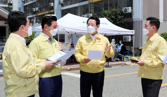 김영록 전라남도지사가 22일 오전 영암군 삼호읍 현대삼호1차 사원아파트 내 코로나 임시선별검사소를 찾아 전동평 영암군수로부터 코로나 대응 방역상황에 대해 설명을 듣고 있다./사진=전라남도