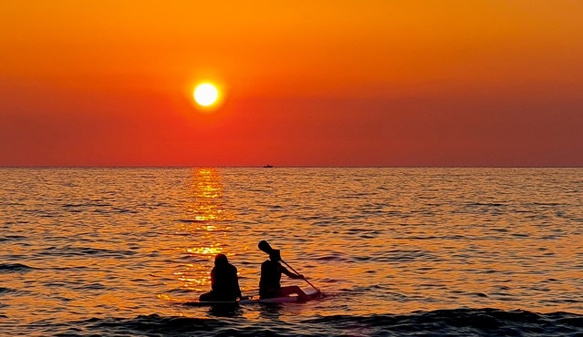 맑은 날씨를 보인 22일 오후 제주시 애월읍 곽지해수욕장 해변에서 바라본 일몰이 아름답다.