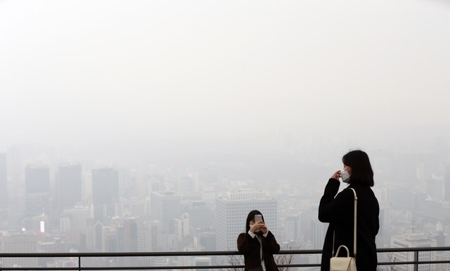 전국 대부분 지역에서 흐린 날씨를 보이고 있는 1일 오후 서울 남산공원에서 바라본 서울 도심이 흐리다.