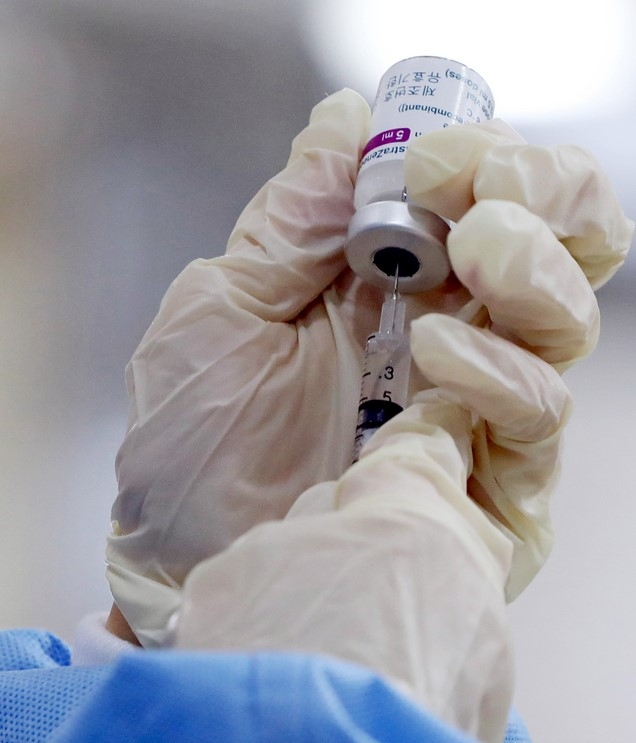지난 2월 26일 오전 광주 북구 비엔날레실버타운에서 의료진이 신종 코로나바이러스 감염증(코로나19) 아스트라제네카 백신 투여를 위해 주사기에 담고 있다.
