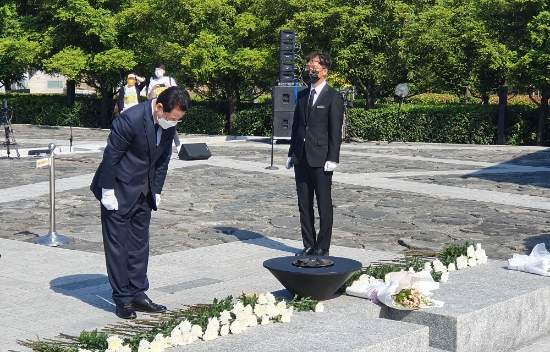 김영록 전라남도지사가 23일 경남 김해 봉하마을에서 개최된 노무현 전 대통령 서거 12주기 공식 추도식에 참석해 참배하고 있다./사진=전라남도