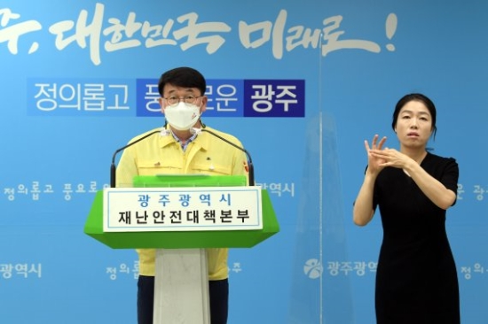 김종효 광주시 행정부시장이 23일 오후 시청 브리핑실에서 코로나19 관련 온라인 브리핑을 하고 특별방역주간 1주일 연장을 발표하고 있다./사진=광주시